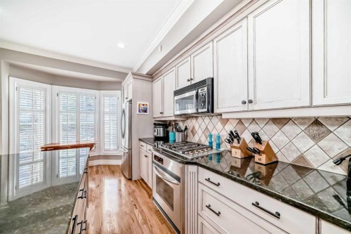 2431 Erlton Street Sw, Calgary, AB - Indoor Photo Showing Kitchen With Upgraded Kitchen