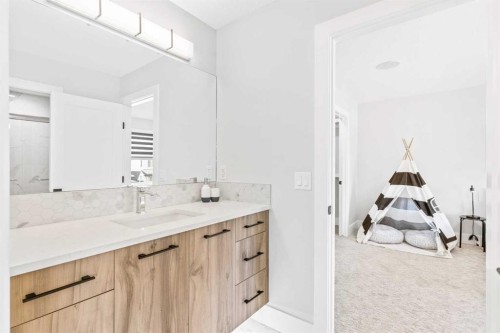 61 Sunvalley View, Cochrane, AB - Indoor Photo Showing Bathroom