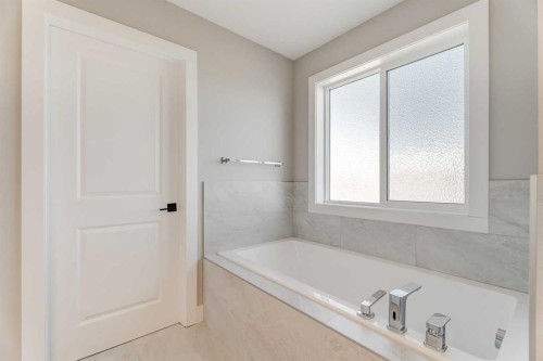 160 Vantage Drive, Cochrane, AB - Indoor Photo Showing Bathroom