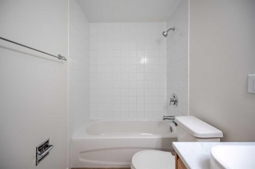 110-330 Canterbury Drive Sw, Calgary, AB - Indoor Photo Showing Bathroom