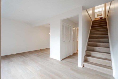 110-330 Canterbury Drive Sw, Calgary, AB - Indoor Photo Showing Other Room