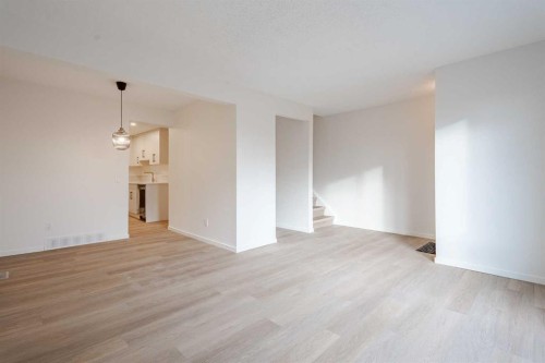 110-330 Canterbury Drive Sw, Calgary, AB - Indoor Photo Showing Other Room