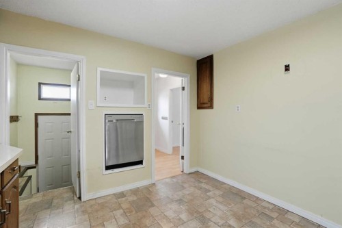 8624 33 Avenue Nw, Calgary, AB - Indoor Photo Showing Other Room