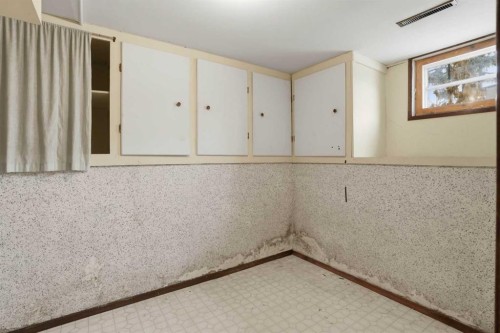 8624 33 Avenue Nw, Calgary, AB - Indoor Photo Showing Other Room