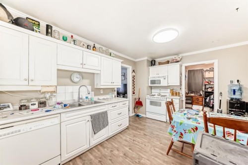476 3 Street, Drumheller, AB - Indoor Photo Showing Kitchen With Double Sink