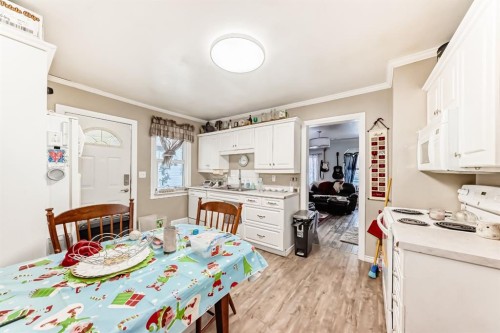 476 3 Street, Drumheller, AB - Indoor