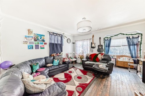 476 3 Street, Drumheller, AB - Indoor Photo Showing Living Room
