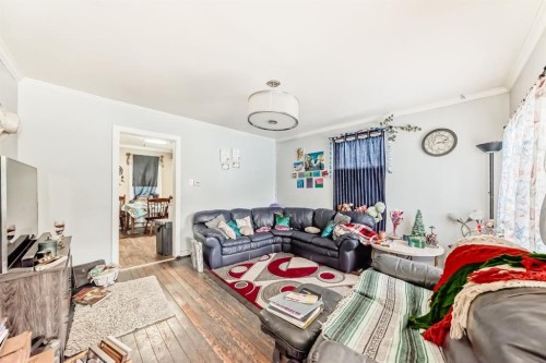 476 3 Street, Drumheller, AB - Indoor Photo Showing Living Room