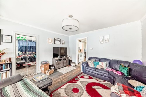 476 3 Street, Drumheller, AB - Indoor Photo Showing Living Room