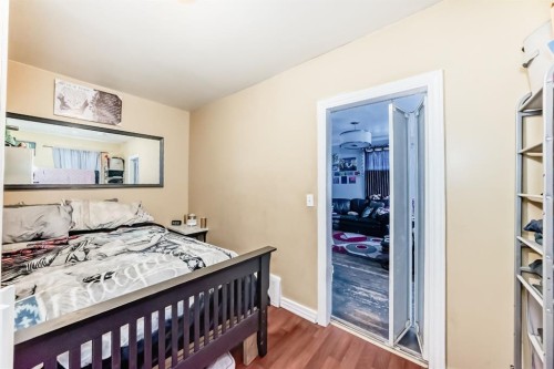 476 3 Street, Drumheller, AB - Indoor Photo Showing Bedroom