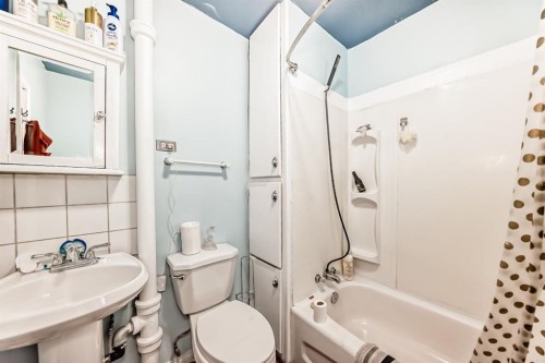 476 3 Street, Drumheller, AB - Indoor Photo Showing Bathroom