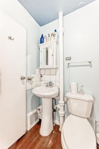 476 3 Street, Drumheller, AB - Indoor Photo Showing Bathroom