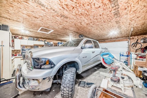 476 3 Street, Drumheller, AB - Indoor Photo Showing Garage