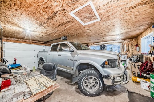 476 3 Street, Drumheller, AB - Indoor Photo Showing Garage