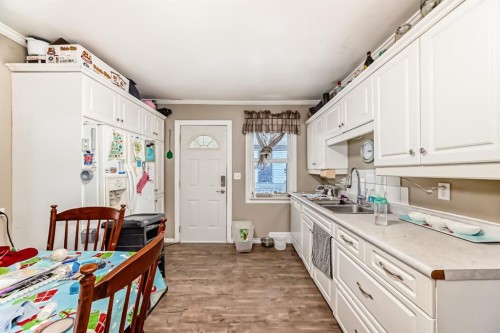 476 3 Street, Drumheller, AB - Indoor Photo Showing Kitchen With Double Sink