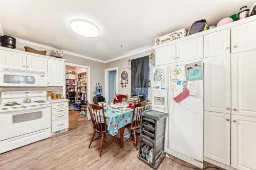 476 3 Street, Drumheller, AB - Indoor Photo Showing Kitchen