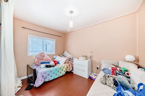460 3 Street, Drumheller, AB - Indoor Photo Showing Bedroom