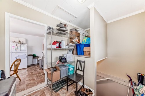 460 3 Street, Drumheller, AB - Indoor