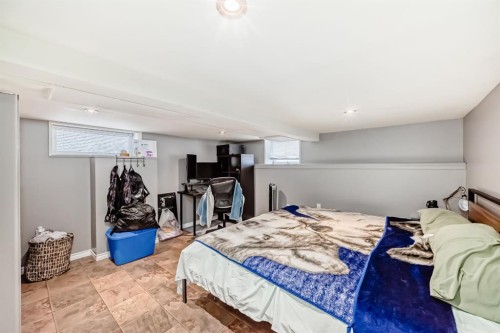 460 3 Street, Drumheller, AB - Indoor Photo Showing Bedroom