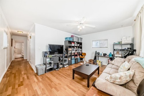 460 3 Street, Drumheller, AB - Indoor Photo Showing Living Room