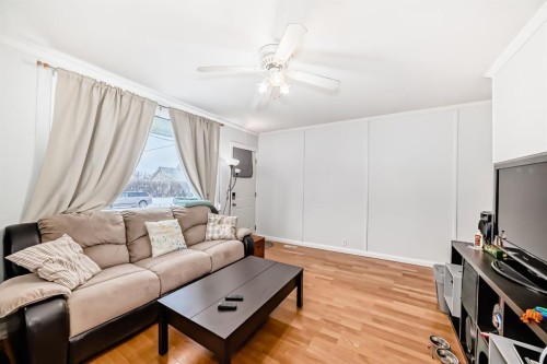 460 3 Street, Drumheller, AB - Indoor Photo Showing Living Room