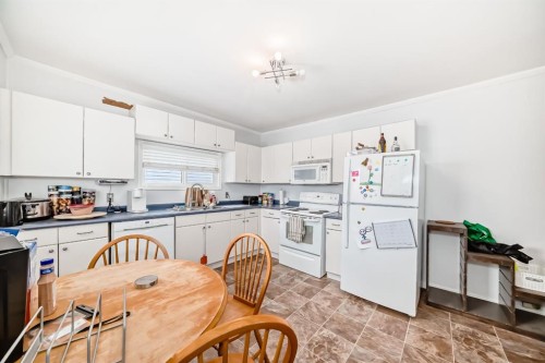 460 3 Street, Drumheller, AB - Indoor Photo Showing Kitchen