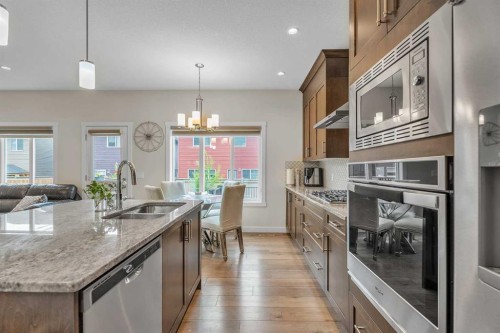 7672 80 Avenue Ne, Calgary, AB - Indoor Photo Showing Kitchen With Double Sink With Upgraded Kitchen