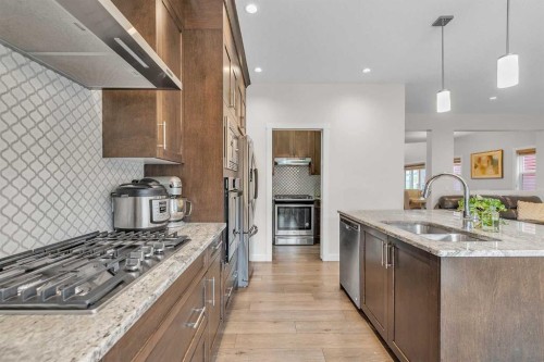 7672 80 Avenue Ne, Calgary, AB - Indoor Photo Showing Kitchen With Double Sink With Upgraded Kitchen