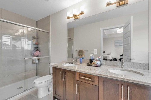7672 80 Avenue Ne, Calgary, AB - Indoor Photo Showing Bathroom