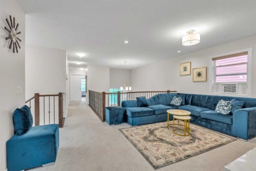 7672 80 Avenue Ne, Calgary, AB - Indoor Photo Showing Living Room