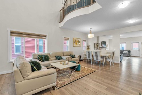 7672 80 Avenue Ne, Calgary, AB - Indoor Photo Showing Living Room