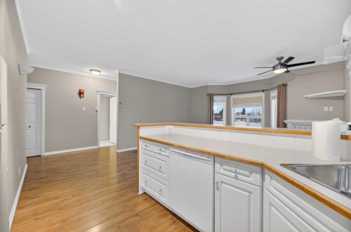 304-1902 23 Street, Didsbury, AB - Indoor Photo Showing Kitchen