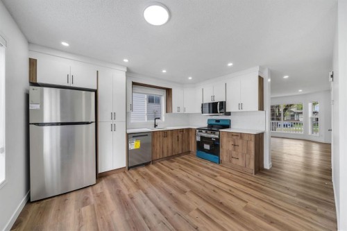 11 Hidden Valley Link Nw, Calgary, AB - Indoor Photo Showing Kitchen With Stainless Steel Kitchen