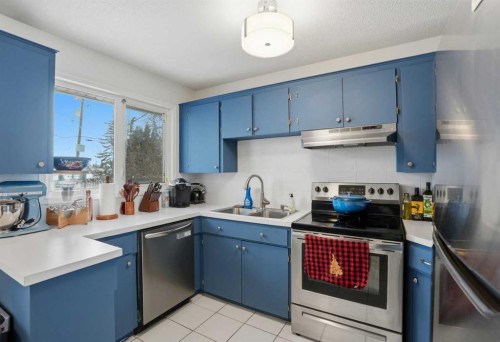 67 Margate Place Ne, Calgary, AB - Indoor Photo Showing Kitchen