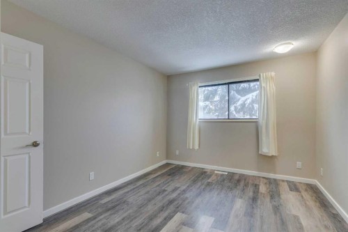 68 Woodglen Close Sw, Calgary, AB - Indoor Photo Showing Other Room