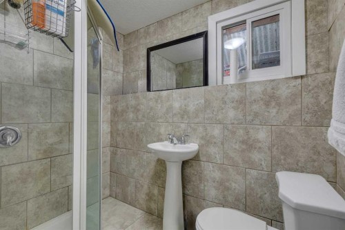 68 Woodglen Close Sw, Calgary, AB - Indoor Photo Showing Bathroom