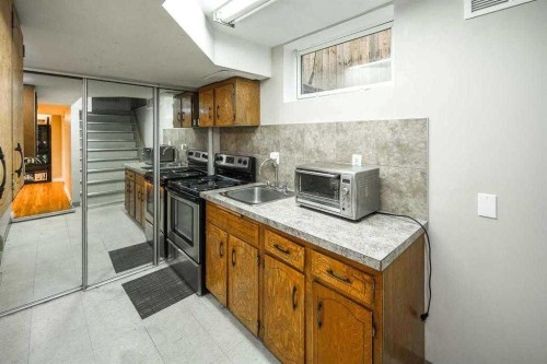 68 Woodglen Close Sw, Calgary, AB - Indoor Photo Showing Kitchen