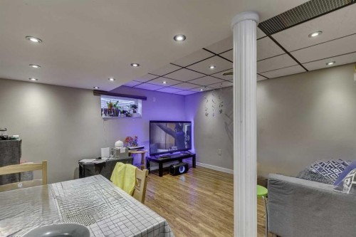 68 Woodglen Close Sw, Calgary, AB - Indoor