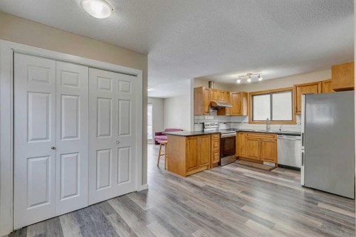 68 Woodglen Close Sw, Calgary, AB - Indoor Photo Showing Kitchen