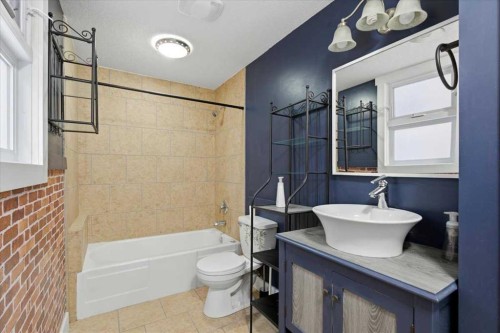 1520 15 Avenue Sw, Calgary, AB - Indoor Photo Showing Bathroom