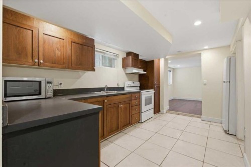 1520 15 Avenue Sw, Calgary, AB - Indoor Photo Showing Kitchen With Double Sink