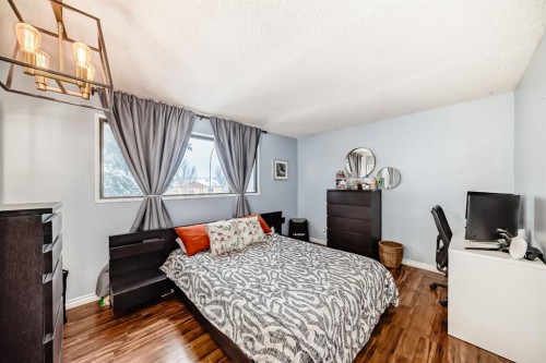 35 Macewan Drive Nw, Calgary, AB - Indoor Photo Showing Bedroom