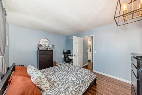35 Macewan Drive Nw, Calgary, AB - Indoor Photo Showing Bedroom