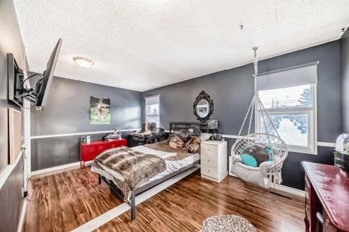 35 Macewan Drive Nw, Calgary, AB - Indoor Photo Showing Bedroom