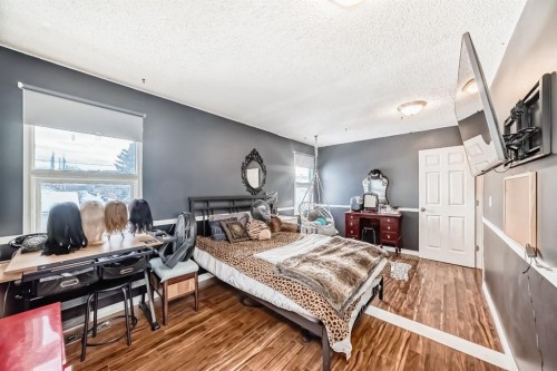 35 Macewan Drive Nw, Calgary, AB - Indoor Photo Showing Bedroom