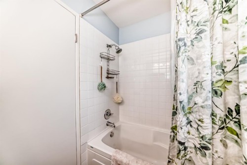 35 Macewan Drive Nw, Calgary, AB - Indoor Photo Showing Bathroom