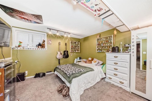 35 Macewan Drive Nw, Calgary, AB - Indoor Photo Showing Bedroom