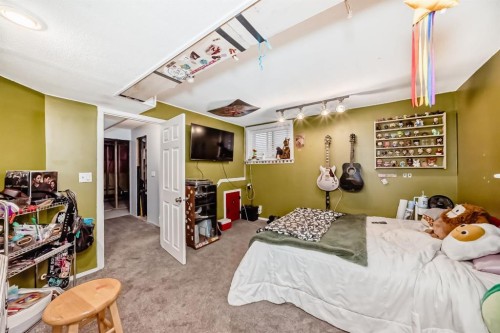 35 Macewan Drive Nw, Calgary, AB - Indoor Photo Showing Bedroom