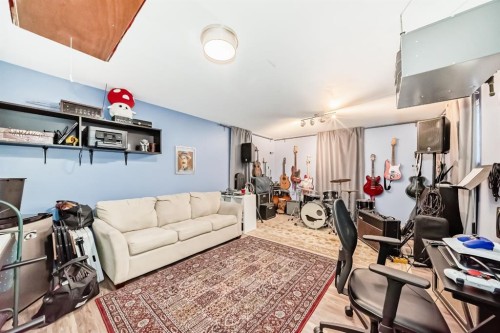 35 Macewan Drive Nw, Calgary, AB - Indoor