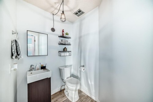 35 Macewan Drive Nw, Calgary, AB - Indoor Photo Showing Bathroom